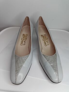 Authenticated Salvatore Ferragamo Size 9 D Gray Leather Croc-Embossed Pumps